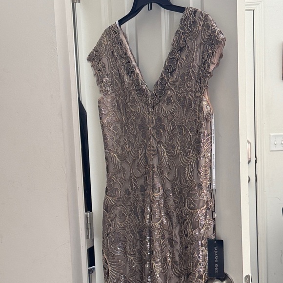 NEW Tadashi Shoji Metallic Lace Elegant Gown - Picture 1 of 16